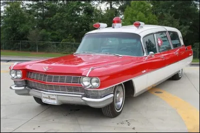 Quelle est cette belle ambulance américaine des années 60 ?