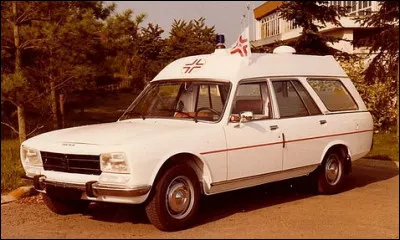 Quel véhicule sert de base à cette ambulance spacieuse des années 70 ?