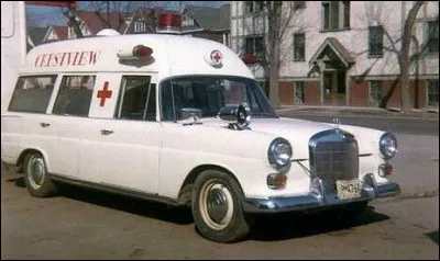 Quelle est cette marque d'auto, dans sa version ambulance, des années 60 en Allemagne ?