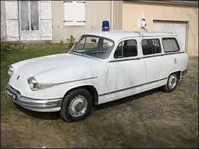 Voici une ambulance des années 60. Quelle est cette voiture ?
