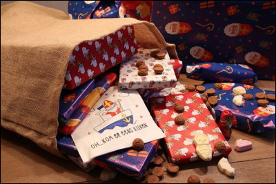 Commençons notre voyage par les Pays-Bas. Dans ce pays, le jour le plus important de la période de Noël est celle où le ''Sinterklaas'' (Saint-Nicolas) apporte des cadeaux aux enfants, le jour du 5 décembre. Mais si ils veulent qu'ils passent, ils doivent absolument...