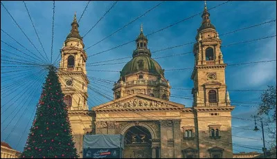 Destination : la Hongrie ! En voyageant dans ce pays, vous découvrirez des traditions très originales, comme celle de ne pas mettre de sapin dans la maison avant le 24 décembre ! Les parents racontent souvent à leurs enfants que...