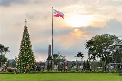 Certaines traditions sont très étonnantes ! Pour la suite de notre voyage, partons aux Philippines. Dans ce pays, quand commence la saison de Noël ?