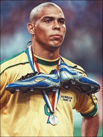 En quelle année la carrière de Ronaldo a-t-elle débuté ?