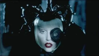 Dans le clip 'Alejandro', Lady Gaga porte sur elle quelque chose de particulier, qu'elle est cette chose ?
