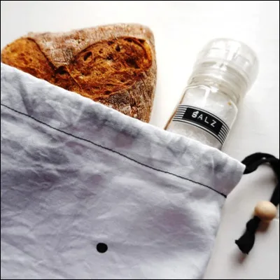 Quel verbe est associ&eacute; au pain et au sel dans une expression li&eacute;e &agrave; l�hospitalit&eacute; ?