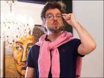 Comment s'appelle ce youtubeur et humoriste qui a fait une série de caméras cachées "Le pire stagiaire" diffusée sur C8 ?