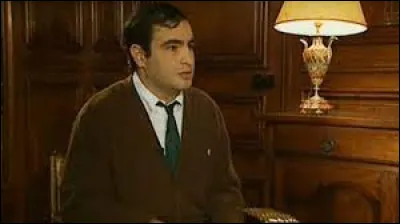 Sous quel nom Raphaël Mezrahi piégeait-il des stars lors d'interviews décalés ?