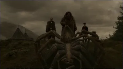 Qui Hagrid est-il en train d'enterrer quand Harry arrive avec le professeur Slughorn ?