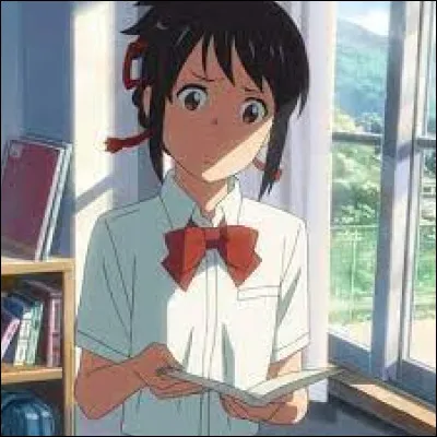 À peu près trois fois par semaines, de qui Mitsuha prend-elle le corps ?