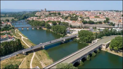 Ce pont, le pont-canal de l'Orb, est visible à Béziers.