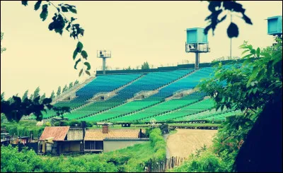 Combien de places compte désormais la tribune de la Cinéscénie ?