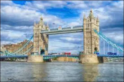 Géographie : quel est le nom du fleuve qui coule sous le Tower Bridge ?
