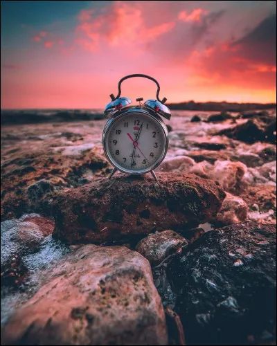 Qui est l'écrivain de la série destinée à la jeunesse "Le Livre du temps" ?