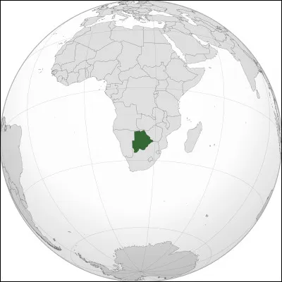 Ce pays est niché sur un plateau vallonné et possède le désert du Kalahari à son sud-ouest, quel est-il ?