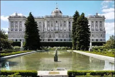 Lieu d'exception : Quel est le surnom du palais royal de Madrid ?