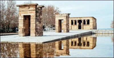 Lieu d'exception : À quel dieu égyptien est dédié le temple Debod qui a été offert par l'Égypte à l'Espagne et qui se situe à Madrid ?