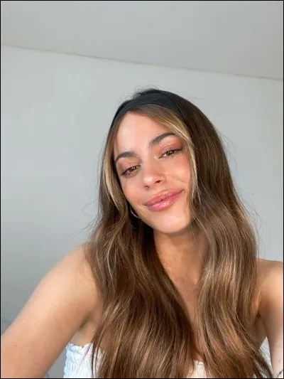 Quelle couleur particulière utilise-t-elle sur scène ?