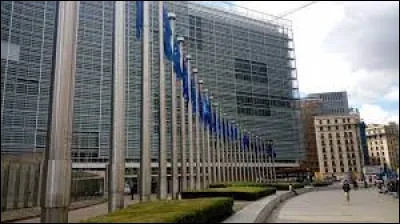 Politique : Laquelle de ces institutions ne se situe pas à Bruxelles ?