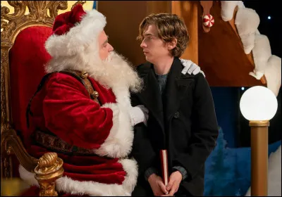Dans quelle série apparaît ce jeune homme en compagnie du Père Noël ?