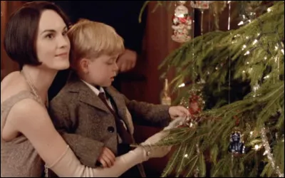 Dans quelle série apparaissent cette jeune mère avec son enfant en train de décorer le sapin ?