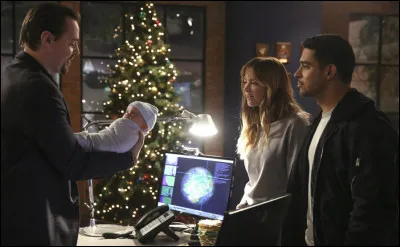 Dans quelle série apparaissent ces personnes au bureau ?