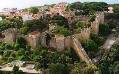 Lieu d'exception : Quel est le nom de ce château situé sur les hauteurs de Lisbonne ?