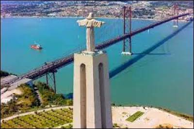 Monument : Quelle date donne son nom à ce pont qui ressemble fortement au Golden Gate de San Francisco ?