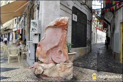 Art : Comment appelle-t-on le genre musical portugais, constitué de chants populaires au thème mélancolique et dont un musée est consacré à Lisbonne ?