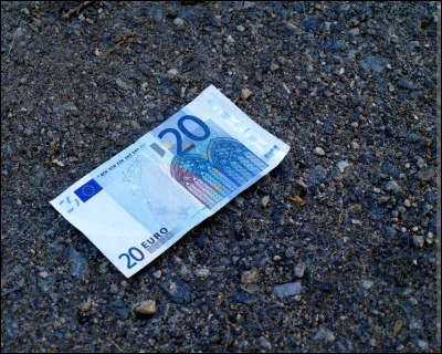 Tu trouves vingt euros par terre, qu'en fais-tu ?