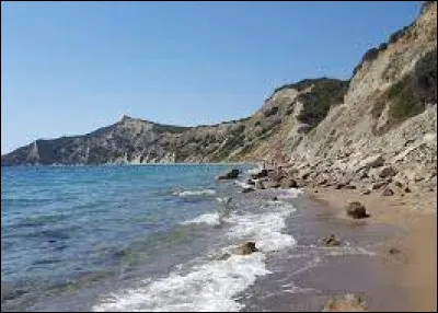 Dans quel pays se trouve Kavos, lieu apprécié des vacanciers ?