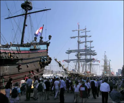 Culture : Comment s'appelle le rassemblement de grands voiliers organis&eacute; tous les cinq ans au port d'Amsterdam ?