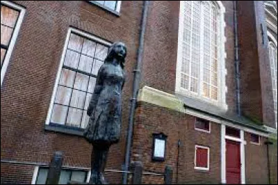 Personnalit&eacute; : Dans quel pays est n&eacute;e et vivait Anne Frank avant de se r&eacute;fugier &agrave; Amsterdam ?
