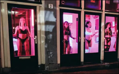 Ville : Quelle couleur est associ&eacute;e au quartier d'Amsterdam o&ugrave; l'on peut trouver de nombreux "coffee shops" et vitrines de prostitu&eacute;es ?