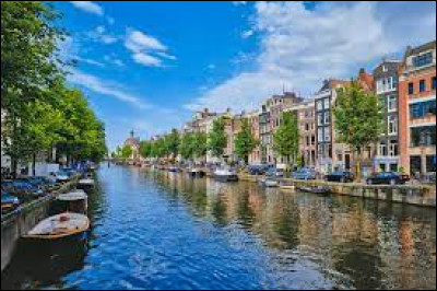 Géographie : Quel est le fleuve qui coule dans les fameux canaux d'Amsterdam ?