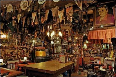 Culture : Comment appelle-t-on ces caf&eacute;s typiques d'Amsterdam, faits de vieux bois et de murs jaunis par la fum&eacute;e de cigarette ?