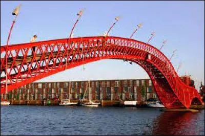 Ville : Combien de ponts traversent les canaux d'Amsterdam ?