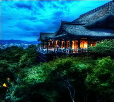 Quelle actrice voit-on dans la série "Sept à la maison" ?