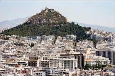 Ville : Comment s'appelle ce mont qui constitue le point le plus élevé d'Athènes et qui offre une vue panoramique de la ville ?