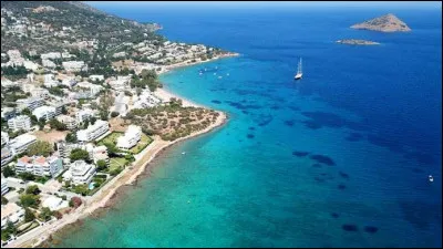 Géographie : Quelle mer borde la ville d'Athènes ?