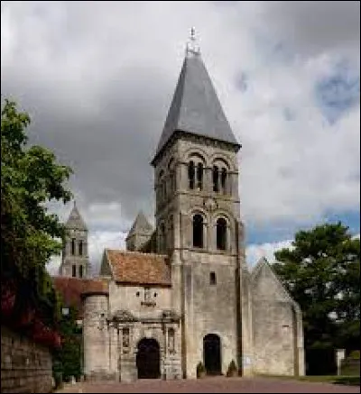 Je vous présente l'abbatiale Notre-Dame, à Morienval. Village des Hauts-de-France, sur la rive droite de l'Automne, il se situe dans le département ...