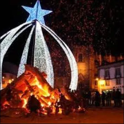 Dans ce même pays, une autre tradition : Le Feu de Noël, allumé avant la messe de minuit (appelée ''messe du coq''). Ce feu est fait avec des troncs de...