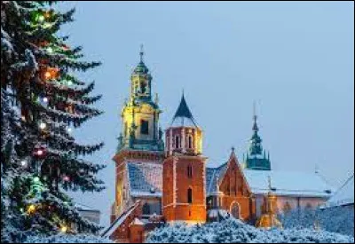 C'est l'heure du repas du réveillon de Noël (appelé ''Wigilia'') et on est toujours en Pologne ! C'est le moment de partager un dîner accompagné de...