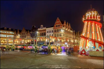 Dans ce pays, jusqu'à quelle date précisément les rues sont-elles décorées de lumières et de Piñatas ?