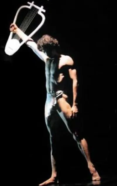 Frère jumeau de Zéthos doué pour la musique, fut remarqué par Apollon, qui lui offrit une lyre. Qui est-il ?