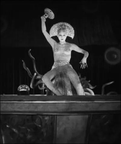 Puissante magicienne ayant le dangereux pouvoir de transformer par ses philtres et incantations, les êtres humains en animaux. Qui est-elle ?