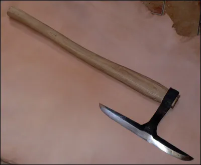 Identifiez cet outil de travail des charpentiers de vaisseaux de mer du Moyen Âge.