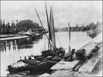 Les charpentiers à l'&oelig;uvre pour réaliser les vaisseaux de mer sont de vrais techniciens, de véritables spécialistes afin d'effectuer un travail de courbure parfait.
Cela étant dit, comment cet ancien type d'embarcation pour marchandises est-il désigné en Haute Dordogne ?