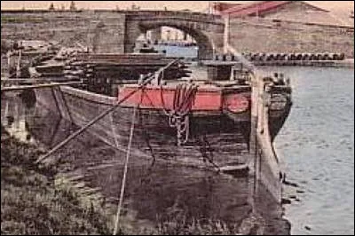 Voici un autre modèle, inspiré des constructions du Moyen Âge, qui navigue vers Saint-Gilles.
Sur quel fleuve prend-il la pose ?