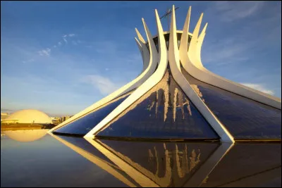 Quel architecte est à l'origine des principaux bâtiments de la capitale brésilienne, Brasilia ?